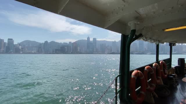 天星小轮在香港维多利亚港尖沙咀码头留下尾流视频下载