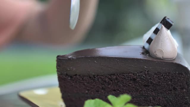 巧克力蛋糕切片视频素材