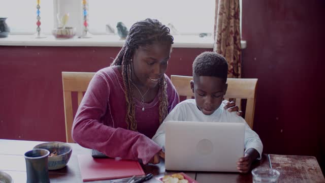 年轻的母亲在帮助儿子做功课视频素材