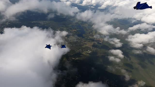 飞行服穿过云层视频素材