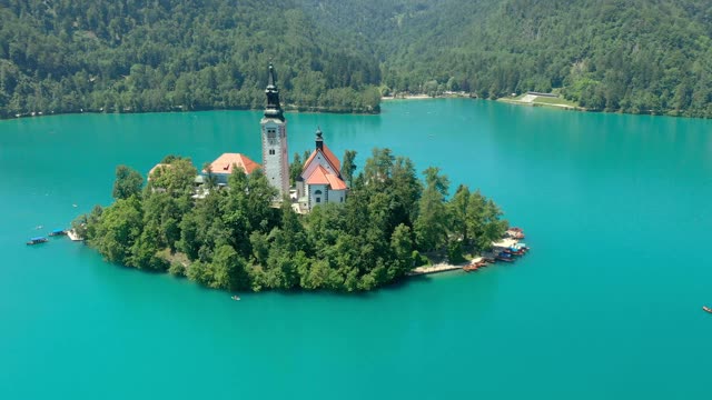 美丽的湖与小岛和教堂流血视频下载