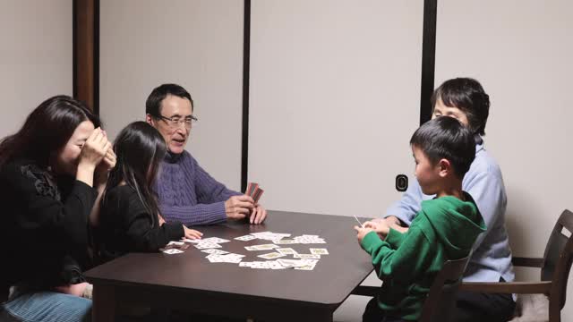 亚洲一家几代人在客厅打牌视频素材