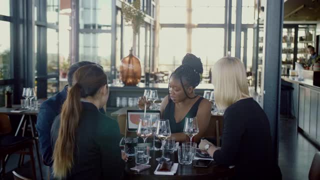 非裔美国女商人在商务午餐期间用平板电脑做演示(慢镜头)视频下载