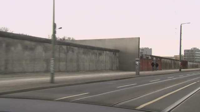 乘客POV开车经过柏林墙遗址视频素材