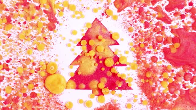 流体艺术背景与圣诞树。彩色抽象视频背景与虹彩涂料效果和闪光。快乐的新年假期图片与流动的泡沫和节日色彩。视频素材