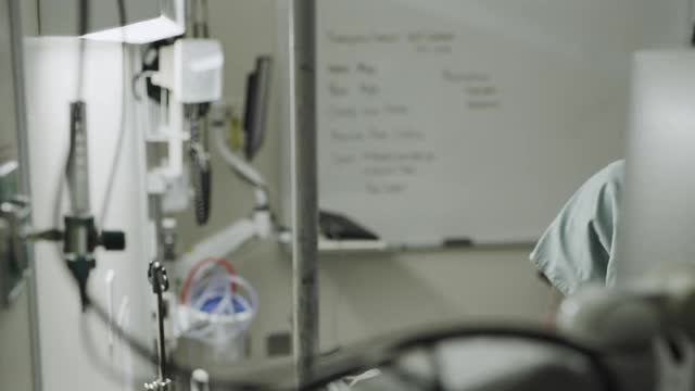美国犹他州盐湖城医院挂点滴袋护士的特写视频素材