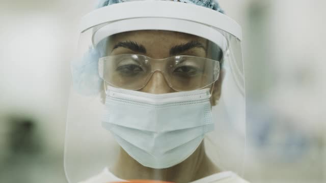医生戴着面罩和其他个人防护设备的特写/盐湖城，犹他州，美国视频素材