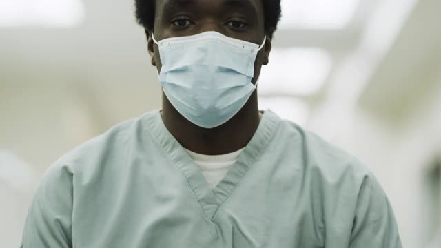 戴着外科口罩的医生近距离肖像/盐湖城，犹他州，美国视频素材