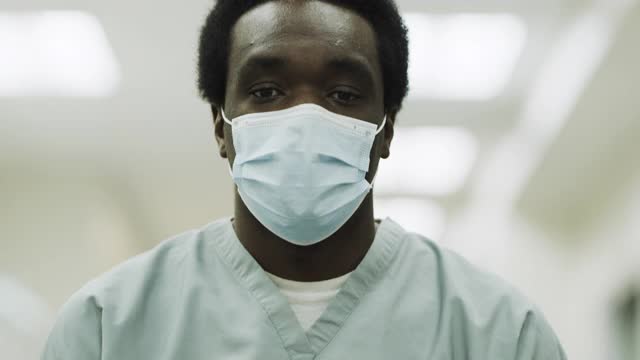 医生摘除外科口罩和微笑的特写肖像/盐湖城，犹他州，美国视频素材
