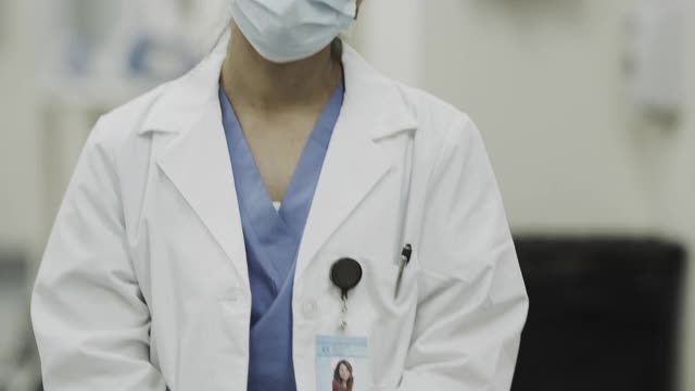 美国犹他州盐湖城的医生戴着外科口罩视频下载