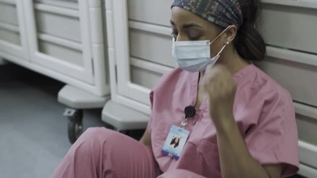 慢镜头近距离拍摄精疲力竭的医生摘除手术口罩和饮用水/盐湖城，犹他州，美国视频下载