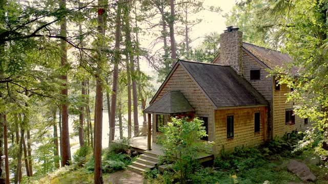 湖上森林里的乡村小屋视频素材