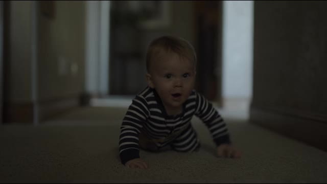 近距离跟踪拍摄的婴儿男孩爬地板/雪松山，犹他州，美国视频下载