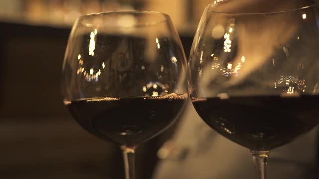 当代餐厅的女服务员端着昂贵的葡萄酒视频下载