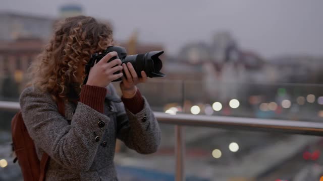 女摄影师在城市里拍摄照片视频素材