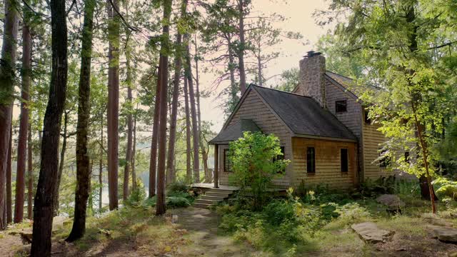湖上森林里的乡村小屋视频素材