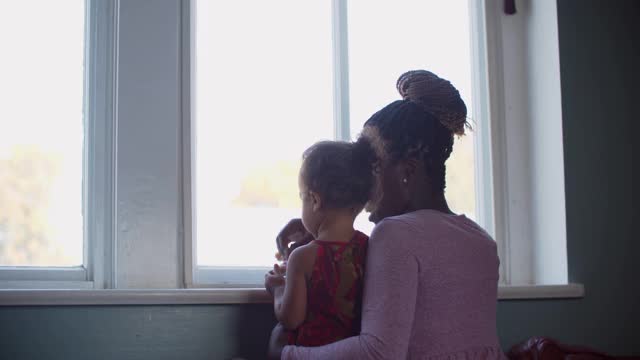 RV年轻的母亲在家里和她的女儿视频素材