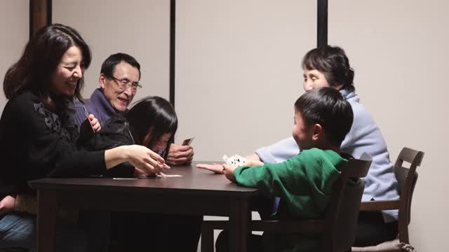 亚洲一家几代人在客厅打牌视频素材