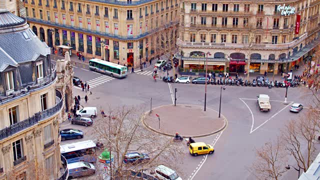 巴黎的街道。公共汽车。的车。行人。购物中心地区视频素材