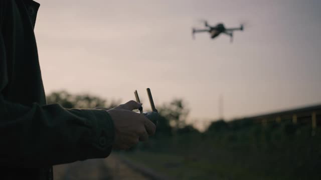 农民使用无人机进行农业活动的特写视频素材