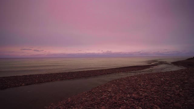 苏必利尔湖鹰河海滩，在柔和的天空下。视频下载