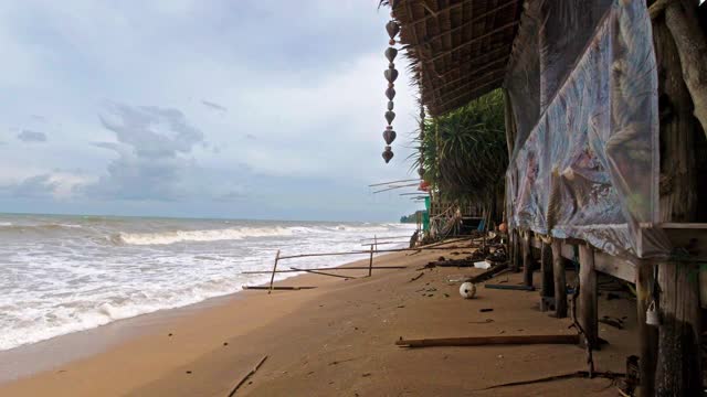 台风接近海滩小屋，这是史诗般的自然视频素材