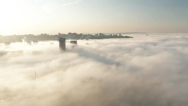 晨雾蒙蒙的城市景色。雾中的乌法市鸟瞰图。视频下载