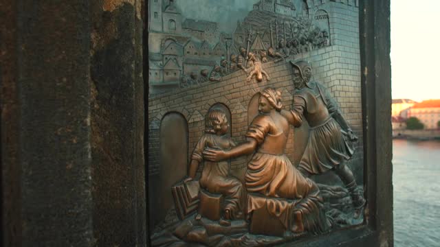 民间信仰和仪式。在布拉格触摸铜匾会带来好运。视频下载