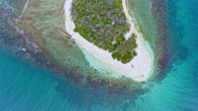 低角度鸟瞰一个白色的沙洲在加勒比海与绿松石水域视频素材