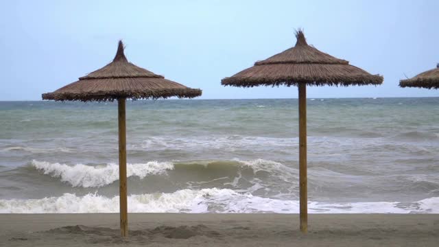 大流行期间，空旷封闭的海滩上的沙滩伞(以慢镜头180fps拍摄)视频素材