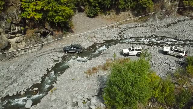 越野车辆穿越野生山河。suv汽车鸟瞰图视频下载