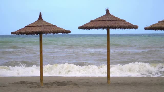大流行期间，空旷封闭的海滩上的沙滩伞(以慢镜头180fps拍摄)视频素材