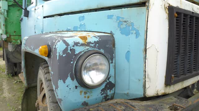 蓝色旧卡车的侧头灯视频素材
