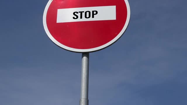 蓝色天空背景下的红色道路标志禁止进入。危险区域的概念视频素材