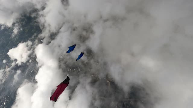 飞翼服飞入云中视频下载