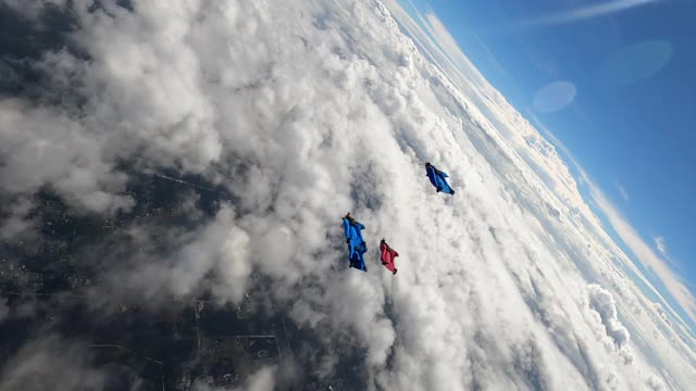 飞行服在云层上巡航视频素材