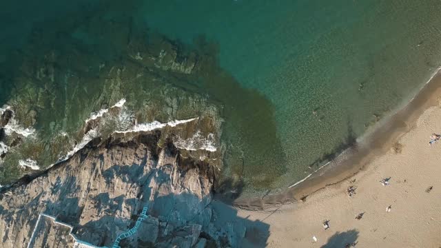 一架无人机拍摄的希腊海滩上海浪的空中俯瞰视频视频素材