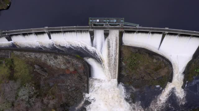 鸟瞰图的水流过邓弗里斯和加洛韦西南苏格兰水电大坝视频素材