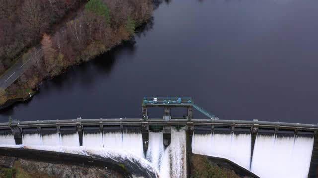 在苏格兰西南部的邓弗里斯和加洛韦，从空中鸟瞰水流过水电站大坝视频素材