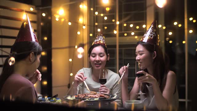 亚洲女性朋友聚在一起欢度新年，在家里喝酒视频素材