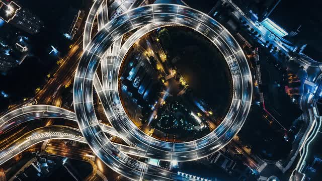 天桥和城市交通夜间无人机视角视频素材