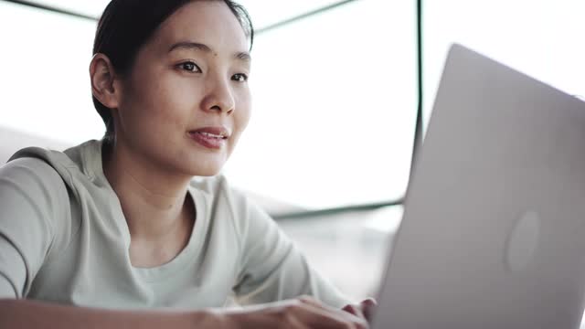 亚洲女人看笔记本电脑视频下载