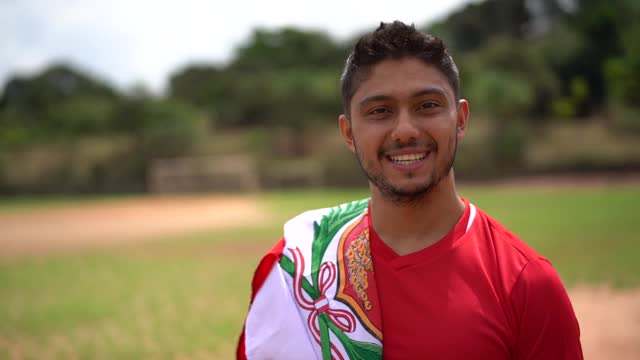 室外秘鲁足球运动员的肖像视频素材