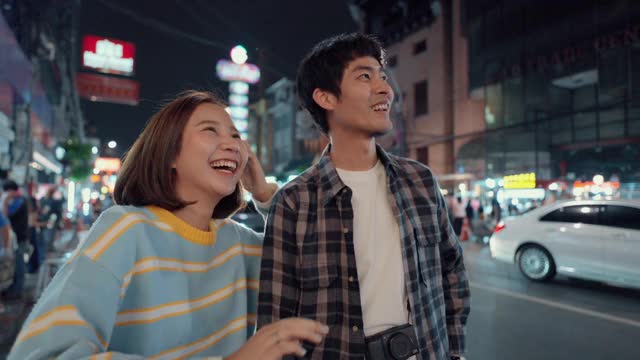 年轻的亚洲人在瑶华路寻找街边小吃视频素材