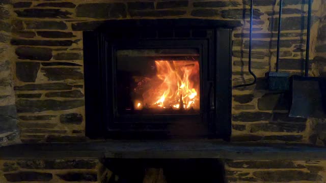 美丽的乡村壁炉，用橙色的大火焰照亮和加热房间视频素材