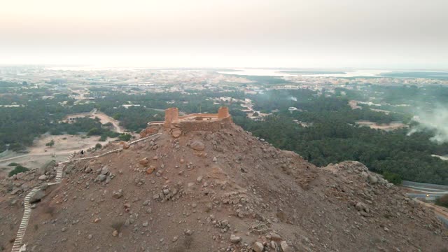 阿联酋北部拉斯海马酋长国的达亚堡，日落时分的鸟瞰图视频素材