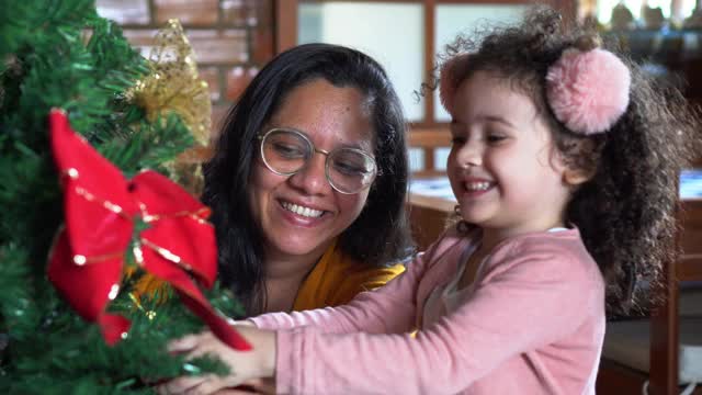 母亲和女儿拥抱庆祝圣诞节视频下载