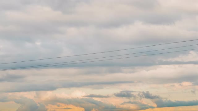 时间推移-快速移动的吊车吊车系统对抗多云的日落天空视频素材