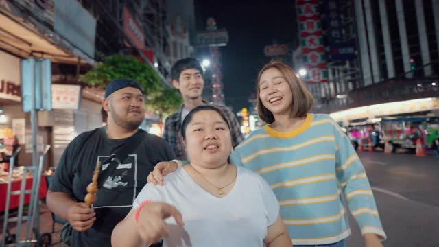 年轻的亚洲人在瑶华路寻找街边小吃视频素材