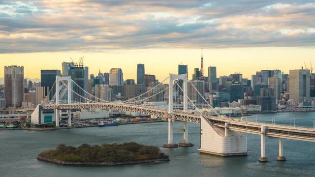 东京彩虹桥白天到晚上的平移4k时间流逝。视频下载
